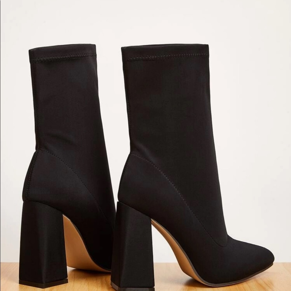 Point toe chunky heeled Chelsea